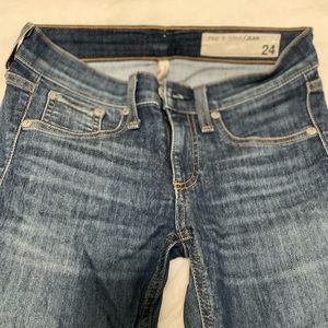 Rag & Bone size 24. Worn few times. Cropped skinny jeans